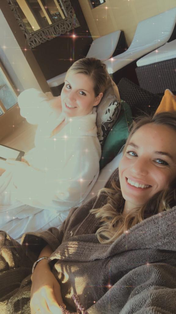 Entspannung hat die Teamassistenz von gut8 bisweilen nötig - Janina und Caro genießen